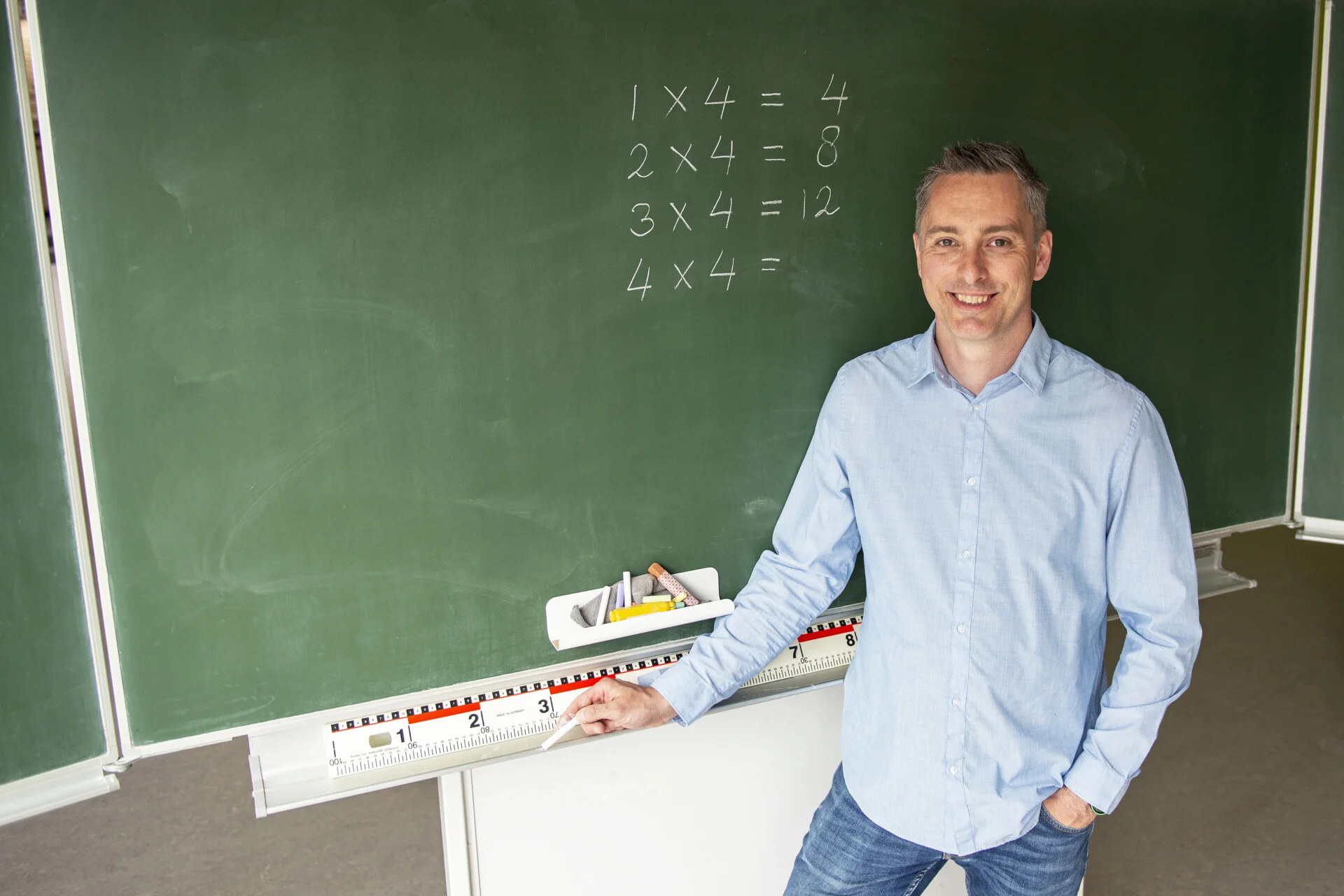 Marcel Schmeier staat voor het krijtbord